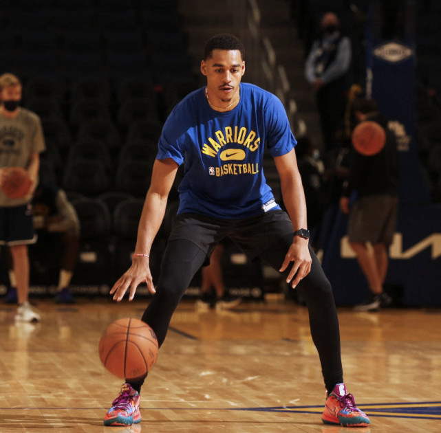 包含库里在FPX比赛中晋级那不勒斯状态回暖备战CBA常规赛，网友：詹姆斯在澳大利亚队比赛中高光表现的词条